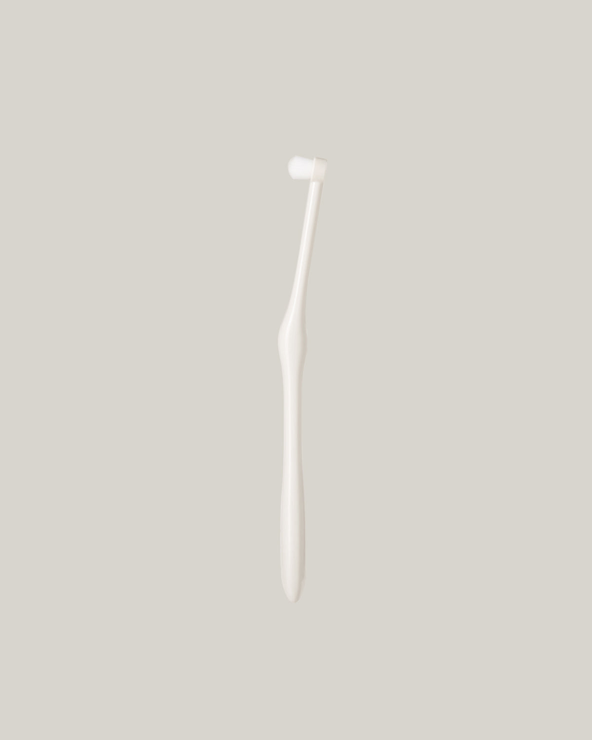 Close-up of the slim, 15-degree tilted head of the Smile Dental Brush for dogs and cats