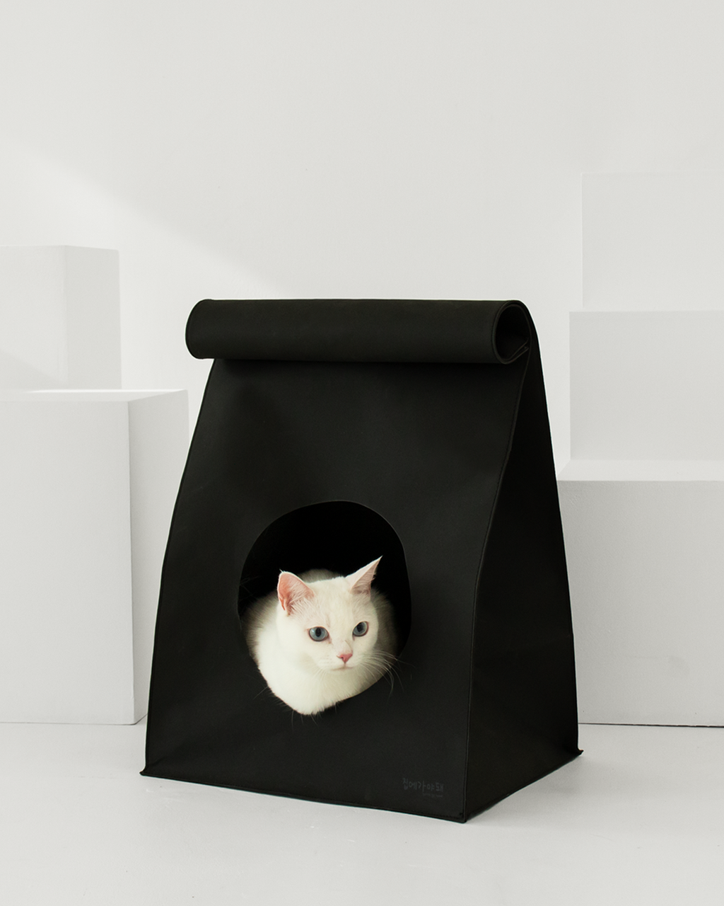 Hide & Seek cat bag made from 100% natural pulp with built-in scratcher and organic catnip – Petssogood