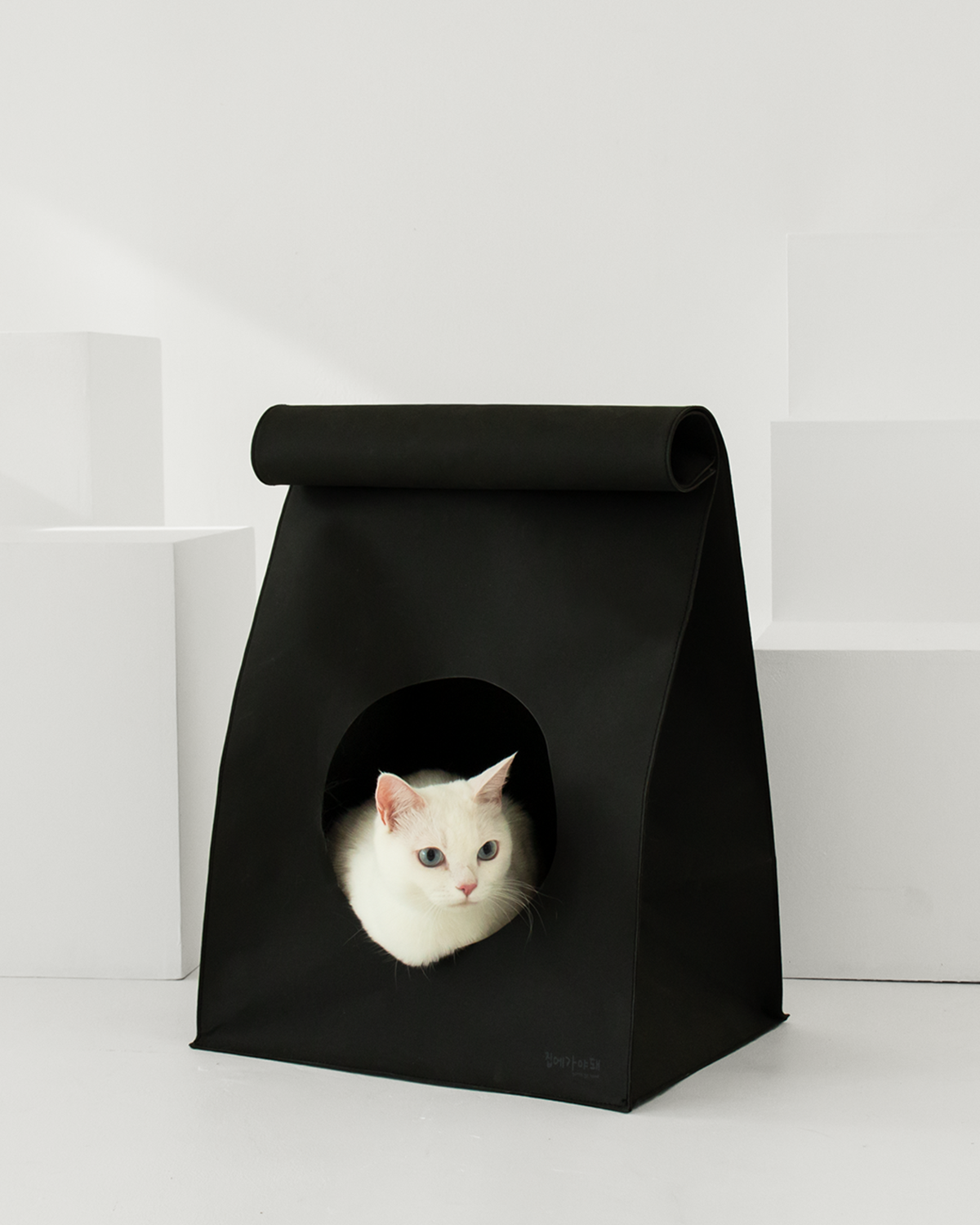 Hide & Seek cat bag made from 100% natural pulp with built-in scratcher and organic catnip – Petssogood