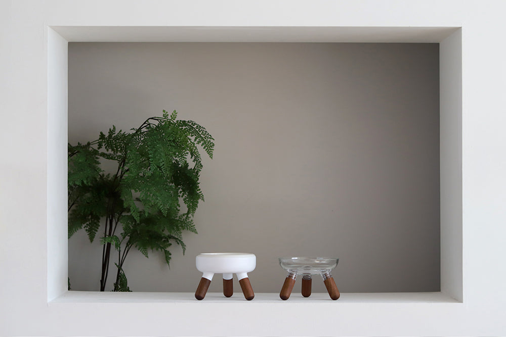 Elevated modern design feeding table for dogs and cats_pets so good