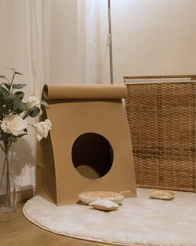 Hide & Seek cat bag made from 100% natural pulp with built-in scratcher and organic catnip – Petssogood