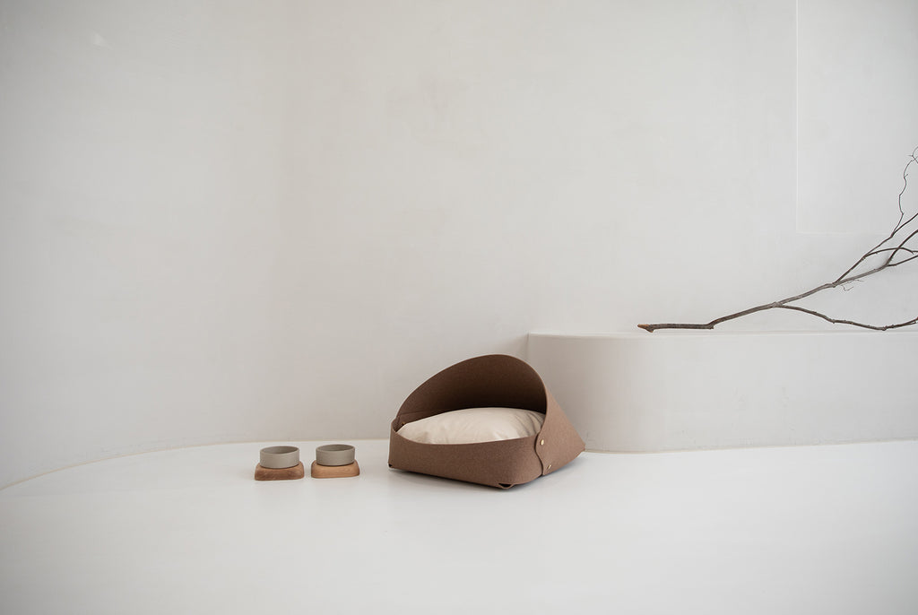 Marron felt pet bed with microfiber cotton cushion and sculptural modern-classic design – Petssogood