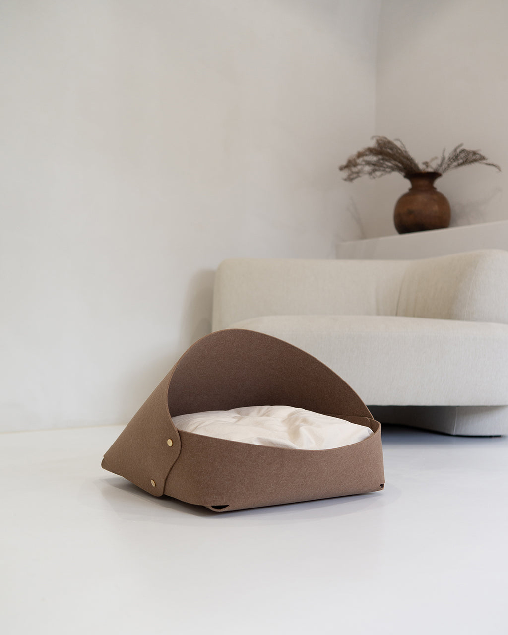 Marron felt pet bed with microfiber cotton cushion and sculptural modern-classic design – Petssogood