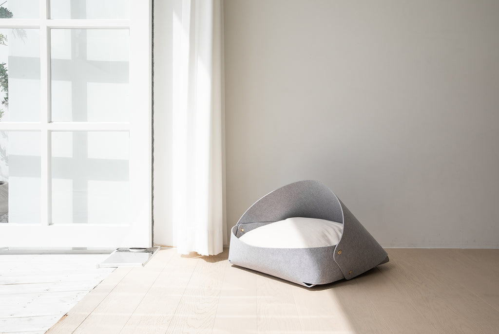 Marron felt pet bed with microfiber cotton cushion and sculptural modern-classic design – Petssogood