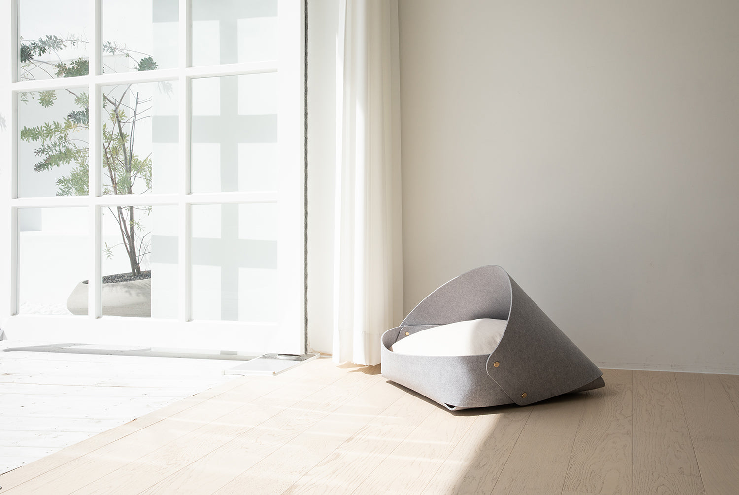 Marron felt pet bed with microfiber cotton cushion and sculptural modern-classic design – Petssogood