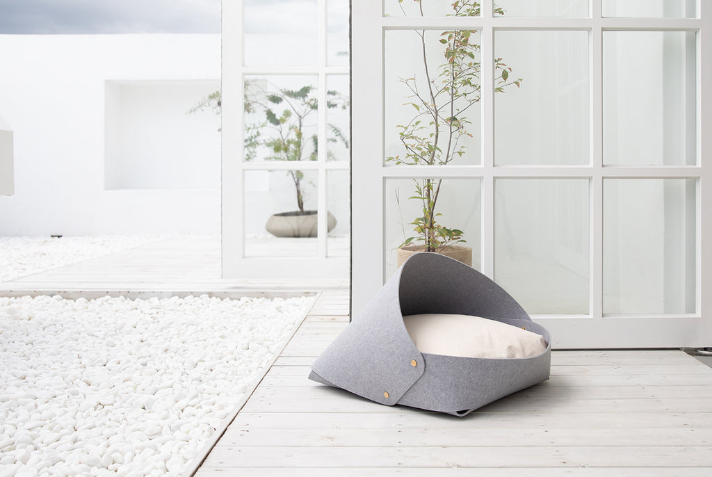 Marron felt pet bed with microfiber cotton cushion and sculptural modern-classic design – Petssogood