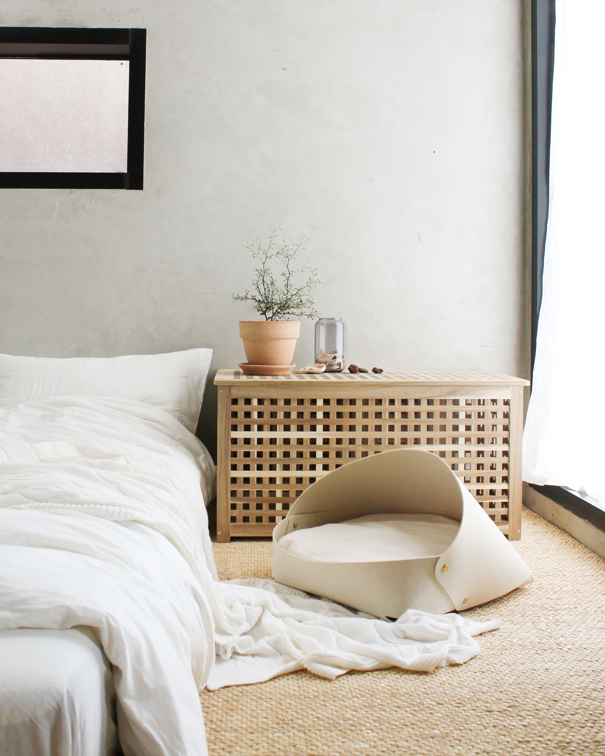 Marron felt pet bed with microfiber cotton cushion and sculptural modern-classic design – Petssogood